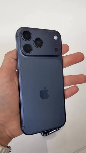 iPhone 17 Pro Max azul, o aparelho novo